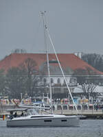 Das Segelboot BENETEAU ist hier in Travemünde zu sehen. (März 2024)