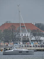 Das Segelboot BENETEAU ist hier in Travemünde zu sehen.