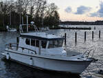 Ein Targa 32-Motorboot im Yachthafen Rosenhof.