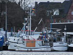 Seite an Seite sind hier die Fischereiboote TRA 1  ANDREA  und TRA 16  STINT II  zu sehn (Travemünde, April 2024)