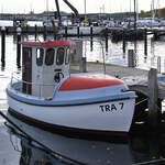 Anfang November 2025 habe ich das kleine Fischereiboot TRA 7 im Travemünder Fischereihafen abgelichtet.