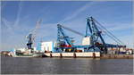 Der Heavy Lift Terminal Blexen mit seinen drei Kranen befindet sich in unmittelbarer Nachbarschaft zur Fa. Steelwind, die Monopiles für Offshore-Windenergieanlagen in Nordenham-Blexen herstellt. 24.03.2017