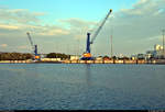 Blick auf die Anlagen der Rendsburg Port GmbH, Betreiber des Schwerlasthafens für den Umschlag sowie die Lagerung von Stückgut, Schwergut, Projektladung und Container, bei der Rendsburger Hochbrücke am Nord-Ostsee-Kanal.
[3.8.2019 | 20:41 Uhr]