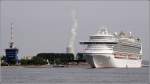 Die 2010 bei Fincantieri fertiggestellte AZURA (IMO 9424883) am 15.06.2011 im Seekanal von Rostock-Warnemnde. Sie wird von P&O Cruises bereedert, einer Gesellschaft der Carnival Corporation & plc.