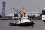 Die 1968 gebaute TAUCHER O. WULF 5 (IMO 6907169) am 17.06.2011 in Rostock-Warnemnde. Sie ist 29,4 m lang, 7,9 m breit, hat eine Maschinenleistung von 971 kw und einen Pfahlzug von 25 t. Heimathafen ist Rostock.