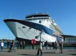  Umzingelt  von Schaulustigen die 294mtr.lange Celebrity-CONSTELLATION,   Besatzung:999Pers.