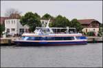 Fahrgastschiff  Kasper Ohm  im Einsatz fr Hafenrundfahrten im Seehafen Rostock beim Passagierwechsel am Anleger in Warnemnde. (03.07.13)