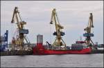 Die  Rene A  wird am 03.07.13 im Seehafen Rostock entladen.