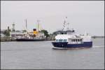 Die  Undine  luft am 03.07.13 im Rostocker Seehafen ein, im Hintergrund das Museumsschiff  Wal  von 1938.