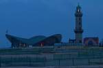 Teepott und Leuchtturm vom Warnemünder Strand aus gesehen.