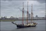 Das unter niederländischer Flagge fahrende Segelschiff  Albert Johannes  verlässt am 16.06.14 den Überseehafen Rostock.