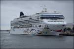 Das 294 Meter lange Kreuzfahrtschiff  Norwegian Star  der Norwegian Cruise Lines hat am 16.06.14 am Kreuzfahrtterminal in Warnemünde festgemacht.  