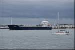 Das 111 Meter lange Frachtschiff  Cathma  begegnet am 16.06.14 in Warnemünde einem Segelboot.  