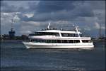 Fahrgastschiff  Ostseebad Warnemünde  startet am 21.06.14 zu einer Hafenrundfahrt in den Überseehafen Rostock.