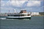 Das Fahrgastschiff  Käpp'n Brass  kehrt von einer Hafenrundfahrt im Rostocker Überseehafen in den alten Strom nach Warnemünde zurück. (21.06.14)