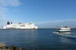 Käpt'n Brass auf Hafenrundfahrt und Scandlines-Fähre SKANE in Rostock-Warnemünde am 30.11.2011 unterwegs