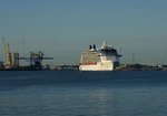 Am Morgen des 11.06.2016 hat die von Kopenhagen kommende Celebrity Silhouette im Breitling gedreht und wird nun ihren Liegeplatz im Rostocker Seehafen ansteuern.