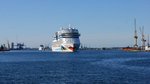 Am 11.06.2016 hat die von Stockholm kommende Aidamar Rostock erreicht und im Breitling gedreht. Hier zeigt sie sich vor der Kulisse der Rostocker Hafenanlagen.