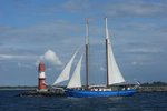 Auf einer Rundfahrt anlässlich der 26. Hansesail passiert der 2-Mast-Schoner Stortemelk am 14.08.2016 die Warnowmündung in Warnemünde.