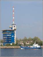 Der ehemalige Kriegsfischkutter KEHRWIEDER tuckert am 13.06.2007 an der Verkehrszentrale Warnemnde vorbei in Richtung Ostsee. Das 25 m lange Schiff wurde in den 1970er Jahren fr Angelfahrten auf dem Meer umgebaut.