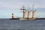 Dreimast-Gaffelschoner VEGA GAMLEBY Höhe der Ostmole in Warnemünde.