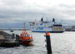Seehafen Rostock am 11.11.17 mit Fähre, Lotsenboot und Fahrgastschiff