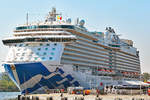 REGAL PRINCESS am 13.5.2018 im Hafen von Rostock-Warnemünde.