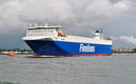 Finnlines  Finnsky  bei der Ausfahrt aus dem Rostocker Hafen, begleitet vom Lotsenboot, Mai 2014.