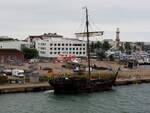 WISSEMARA-Wismar, ein Nachbau der Poeler-Kogge; L=31,5m; B=8,5m; Segelfläche:240m²; Hilfsantrieb:255kW) hat in Warnemünde festgemacht; 250712