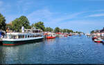 (verbessert)

Hafen Warnem�nde am Alten Strom, u. a. mit dem Fahrgastschiff K�P'N BRASS (ENI: 04805720) f�r Hafenrundfahrten.
Fotografiert von der Bahnhofsbr�cke.

🧰 Fahrgastschifffahrt K�pp'n Brass GmbH
🕓 9.8.2025 | 12:07 Uhr