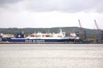 Blick auf den Hafen Sassnitz vom Strand in Neu Mukrahn.