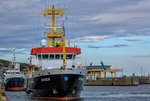 Die DENEB beim Anlegemanöver im Sassnitzer Hafen.