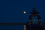 Notschlepper „Fairplay 25“ im Hafen von Sassnitz bei Vollmond.