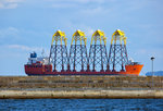 Experiment mit der Perspektive. - Die TERN des Spezialunternehmens DOCKWISE mit Jacket-Konstruktionen ankert scheinbar auf der Sassnitzer Mole. - 29.07.2016
