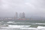 Teleblick auf den Windkraftanlagenmontageplatz im Hafen Mukran.