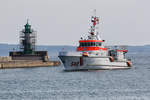 Seenotrettungskreuzer HARRO KOEBKE Höhe eingerüstetem Leuchtturm in Sassnitz.