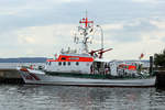 SAR Seenotkreuzer BREMEN mit dem Tochterboot VEGESACK in Sassnitz am Liegeplatz des Seenotkreuzer HARRO KOEBKE, die liegt aktuell im Hafen von Helgoland.