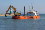 MARGRETHE FIGHTER (IMO 8705620) bei Baggerarbeiten in der Sassnitzer Hafeneinfahrt vor dem dortigen Leuchtturm. - 25.04.2019