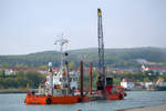 Das dänische Baggerschiff PETER MADSEN (IMO 8625581) bei der Arbeit im Sassnitzer Hafen.
