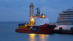 Ankerziehschlepper OMALIUS (IMO 8406470) am frühen Abend im Mukraner Hafen.