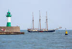 Dreimast-Gaffelschoner ALBERT JOHANNES offenbar von der Hanse Sail kommend einlaufend in Sassnitz. - 16.08.2022

