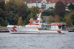 Seenotrettungskreuzer HARRO KOEBKE mit herbstlichem Hintergrund im Hafen von Sassnitz. - 13.10.2022  