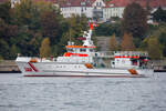 Seenotrettungskreuzer HARRO KOEBKE mit herbstlichem Hintergrund im Hafen von Sassnitz.