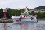 Seenotrettungskreuzer HARRO KOEBKE „Am Tag der Seenotretter“ auslaufend in Sassnitz mit interessierten Gästen an Bord.