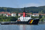 Das Schleppschiff BREMEN FIGHTER (IMO: 9321287) kommt gerade im Hafen von Sassnitz an. (August 2023)