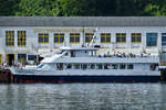 Das Fahrgastschiff INSEL RÜGEN (IMO: 8745929) nimmt Mitte August 2023 in Sassnitz neue Fahrgäste auf.