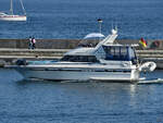 Die Motoryacht PAMINA kommt gerade in Sassnitz an.