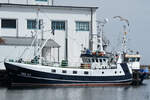 Der Fischkutter SAS 111 CHRISTIN-BETTINA liegt hier im Hafen von Sassnitz. (August 2023)