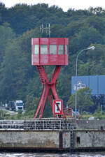 Im Bild das 1977 errichtete Westmolenfeuer in Sassnitz, welches 2016 das erste deutsches Seezeichen war, das auf den neuen IALA-Standard umgestellt wurde. (August 2023)