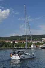 Das Segelboot PEPE ist hier bei der Ankunft im Sassnitzer Stadthafen zu sehen.